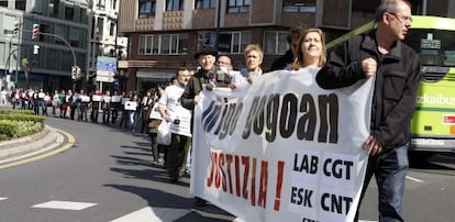 Participantes en las concentraciones para exigir que se aclare la muerte de Iñigo Cabacas este miércoles en Bilbao. 