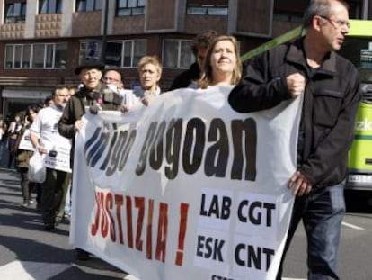 Participantes en las concentraciones para exigir que se aclare la muerte de Iñigo Cabacas este miércoles en Bilbao.