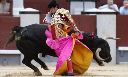 El diestro mexicano Joselito Adame en su primer toro.