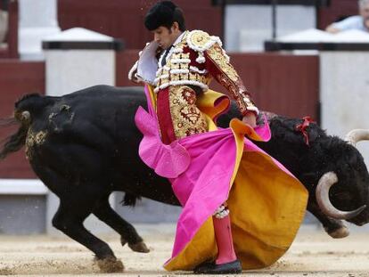 El diestro mexicano Joselito Adame en su primer toro.