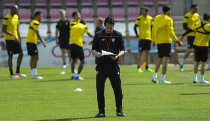 Emery dirige la sesión de entrenamiento.