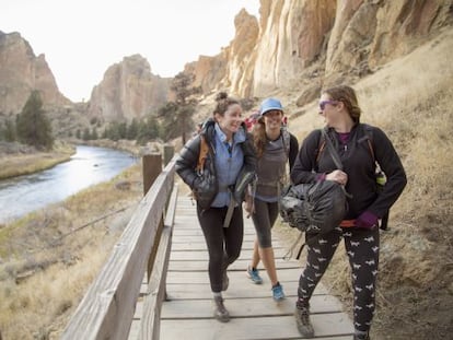 Tres jóvenes caminan en una excursión por el parque Smith Rock, en Oregón (EE UU).