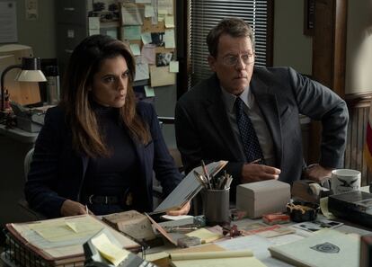 Sepideh Moafi y Greg Kinnear, la pareja de investigadores protagonistas de la parte más procedimental.