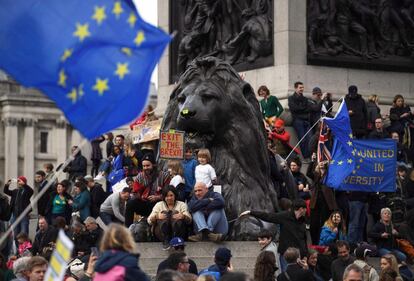 Manifestantes proeuropeos observan la marcha desde la Columna de Nelson, en Trafalgar Square.