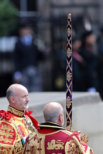 La espada de Isabel, diseñada por el antiguo Procurador de Armas de Ormond, se utiliza durante los llamados Honores de Escocia, cuando se le ofrecen al rey las joyas de la corona más antiguas de Gran Bretaña.