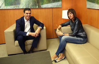 Pedro Sánchez e Idoia Mendia durante la reunión mantenida en la sede del PSOE, en Madrid,