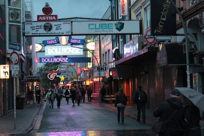 Las calles con murales y mensajes políticos se entrecruzan con otras más comerciales. La avenida Reepabahn tiene multitud de locales de juego y sexo. Por las noches, el bulevar se llena de multitud de gente y de grupos de turistas que deambulan curiosos ante el espectáculo que se ofrece.