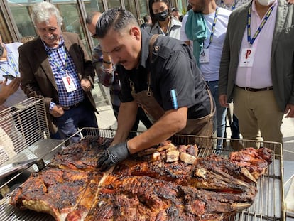 Cortando el asado. J.C. CAPEL