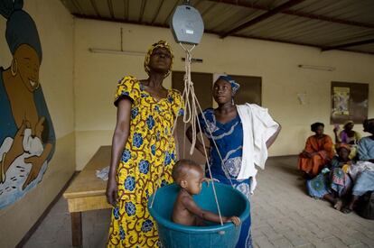 Una mujer pesa a un niño en N’Djamena (Chad), uno de los ocho países del Sahel que padecen una hambruna desde principios de 2012. Centros como el de la imagen tratan de prevenir que más de un millón de niños menores de cinco años en riesgo mueran.