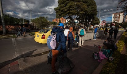 Algunos migrantes venezolanos cruzan Bogotá con rumbo a Ecuador.