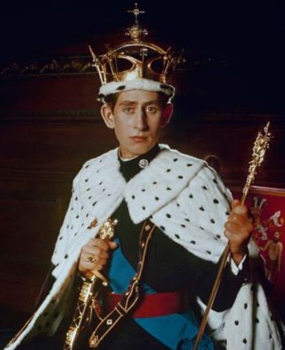 El primer retrato oficial de Carlos de Inglaterra, a los 21 años, vestido con los atributos del príncipe de Gales, en 1969.