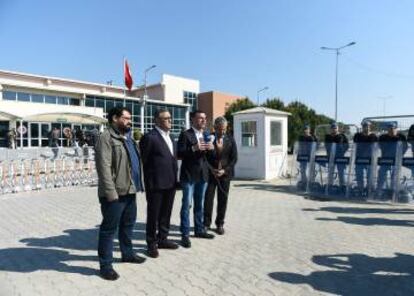 Diputados de la oposición en una declaración de protesta ante el tribunal del penal de Silivri (Estambul), en el que ha tenido lugar la última vista del juicio contra los empleados, directivos y colaboradores del diario 'Cumhuriyet'.