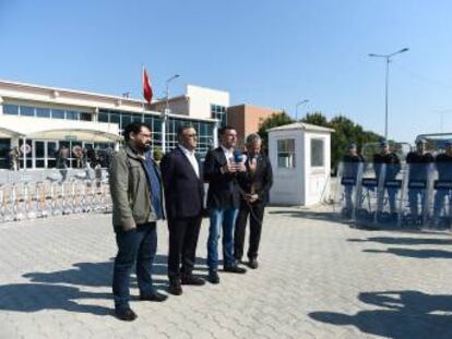 Diputados de la oposición en una declaración de protesta ante el tribunal del penal de Silivri (Estambul), en el que ha tenido lugar la última vista del juicio contra los empleados, directivos y colaboradores del diario 'Cumhuriyet'.