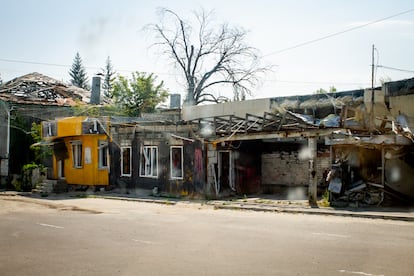 Casas destruidas en una de las calles de Kupiansk, este viernes.