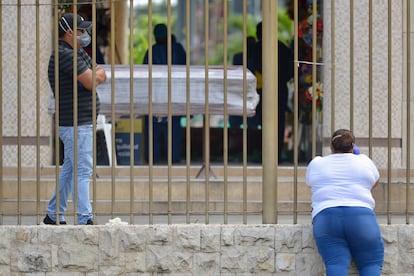 Entrada de cemitério de Guayaquil, cidade do Equador mais afetada pelo surto de coronavírus.