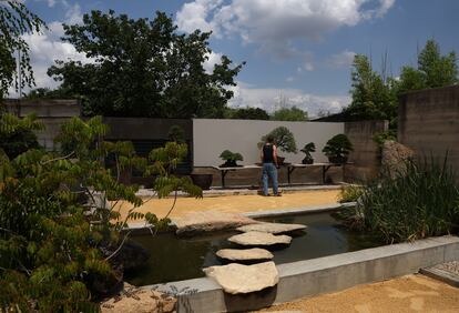 El museo fue diseñado por Vallejo con la asistencia del arquitecto Antón Dávila, en el estilo de un jardín japonés, incluyendo un estanque con peces 'koi'.