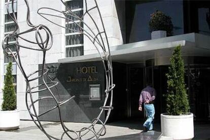 Entrada al hotel situada en la plaza arbolada de los jardines de Albia, próxima a la Gran Vía bilbaína.