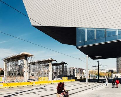 Esquina del edificio DHUB Museo de las Artes Decorativas, y el anillo viario a medio derribar. Este año se cumplen 10 años del Fórum, y el fotógrafo Gregori Civera se ha planteado en 15 fotografías de gran formato qué ha pasado y qué novedades hay en la ciudad, “y si la arquitectura y el urbanismo siguen siendo los motores que transforman Barcelona”. Su respuesta, a través de las fotografías, es que sí, “a pesar de la crisis, pero mezclados esos motores con otras cosas, por ejemplo el conocimiento y la economía que genera”. Y lo resume así: “De la fábrica del siglo XIX a la del XXI”.