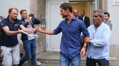 Xabi Alonso, ayer a su paso por la clínica del médico del Bayern, en Múnich.