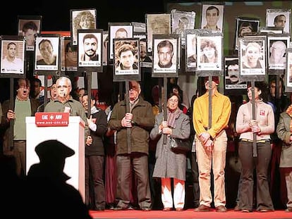 Miembros y simpatizantes de ANV, con fotos de presos etarras, durante el acto de ayer en Vitoria.