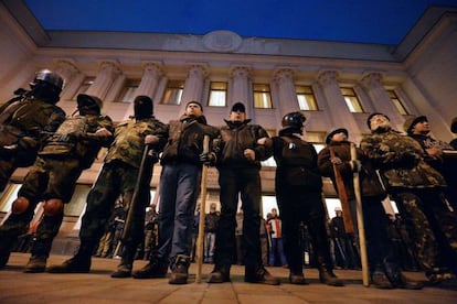 Miembros de las autodefensas del Maidan hacen guardia ante el parlamento ucranio el 24 de febrero