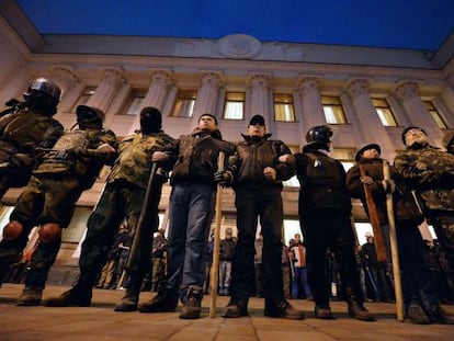 Miembros de las autodefensas del Maidan hacen guardia ante el parlamento ucranio el 24 de febrero