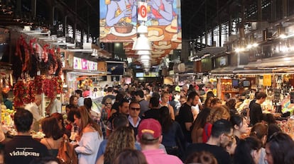 Ambiente en el mercado de La Boqueria, este sábado.