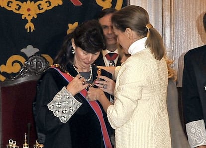 María Dolores de Cospedal entrega la Gran Cruz de San Raimundo de Peñafort a Concepción Espejel
