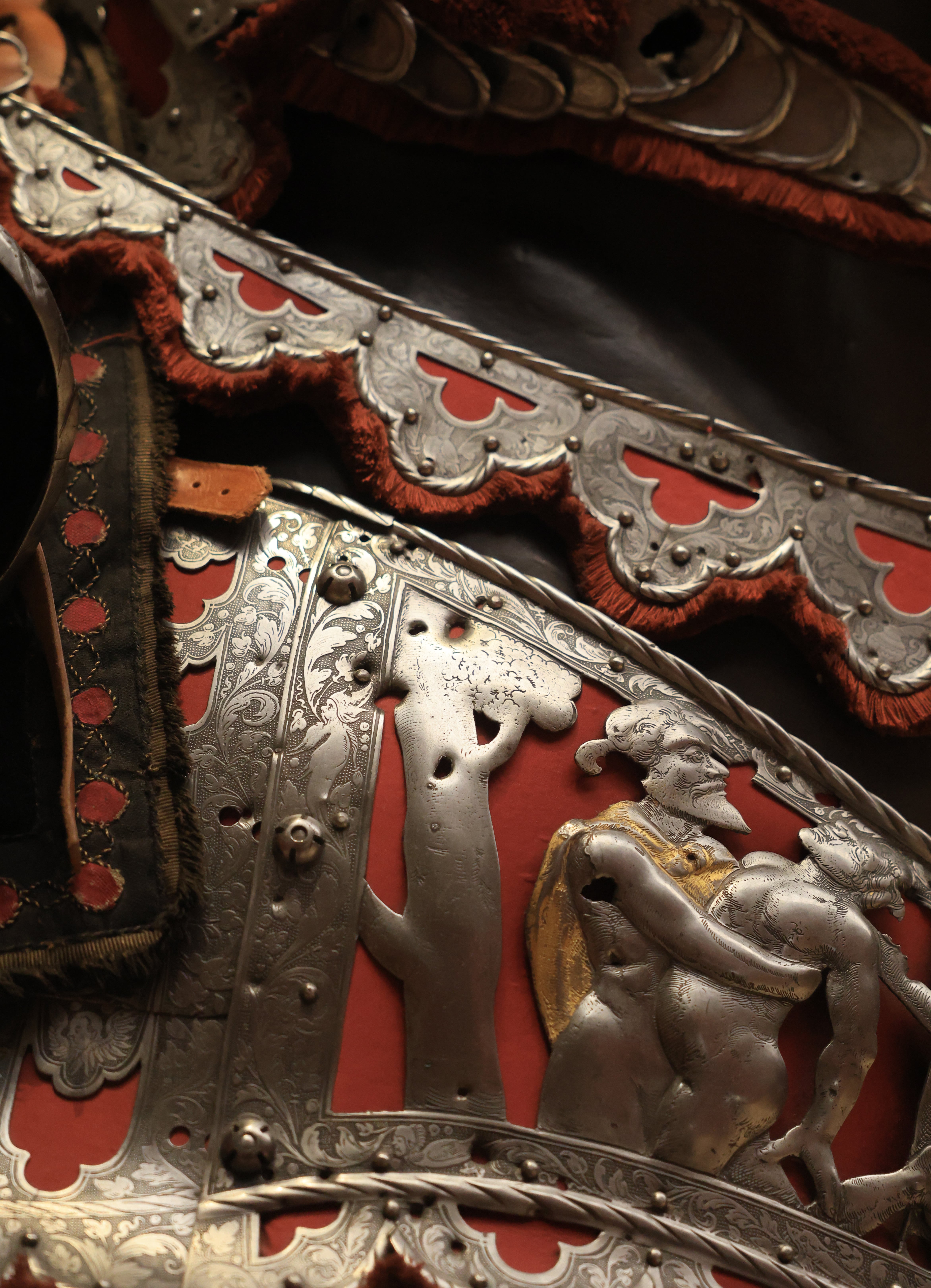 Una armadura ecuestre renacentista de un caballo de Carlos V con las perforaciones de metralla de la Guerra Civil.