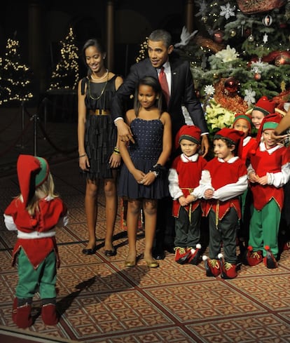 'Christmas In Washington' es otra de las celebraciones a las que no faltaban las hijas de Barack y Michelle Obama. Un día para cantar villancicos, encender las luces de Navidad del árbol y para dar regalos. En la imagen, el 12 de diciembre de 2010 en el museo de Washington.