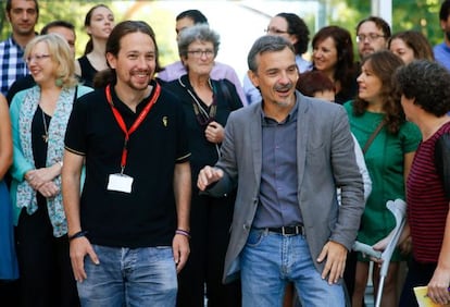 El líder de Podemos, Pablo Iglesias, junto al portavoz del partido en la Asamblea de Madrid, José Manuel López, entre otros, a su llegada hoy al Parlamento autonómico madrileño.