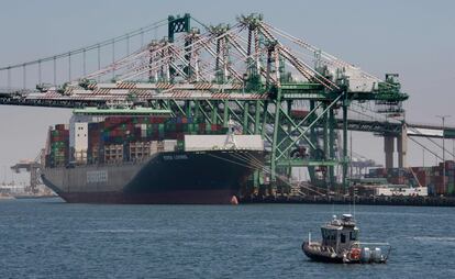 Un contenedor comercial asiático descarga mercancía en el puerto de Long Beach, California.