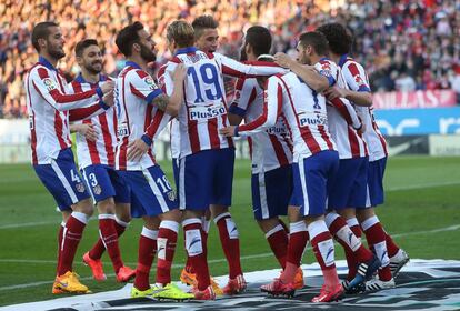 Los jugadores del Atlético celebran el 2-0 frente a la Real Sociedad.