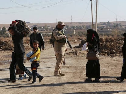 Soldados iraqu&iacute;es evacuan a civiles durante los enfrentamientos con miembros del Estado Isl&aacute;mico al sureste de Mosul.