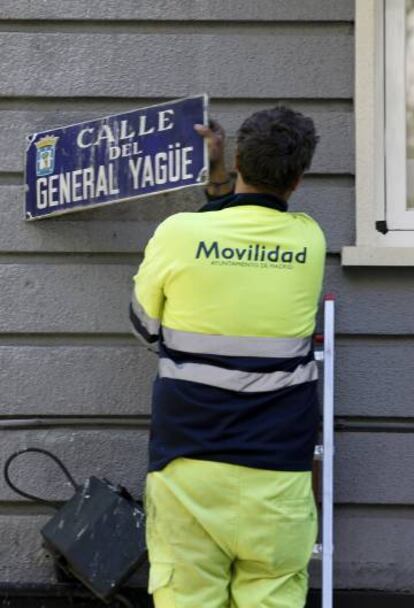 Retirada de placas de la calle General Yagüe, en Madrid, en mayo de 2018.  