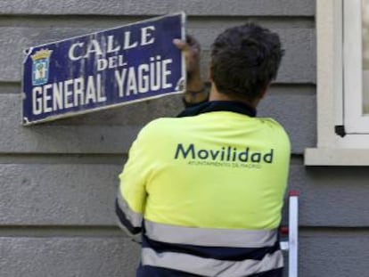 Retirada de placas de la calle General Yagüe, en Madrid, en mayo de 2018.  
