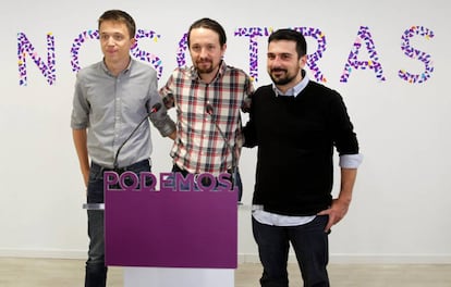 Pablo Iglesias, en el centro, con Íñigo Errejón, a la izquierda, y Ramón Espinar en la rueda de prensa del jueves para presentar su alianza para Madrid.