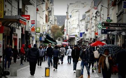 Rua do bairro de Saint-Denis, em Paris, no sábado.