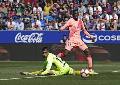 Ousmane Dembele falla un tiro a puerta ante la mirada del portero del Huesca, Roberto Santamaría.
