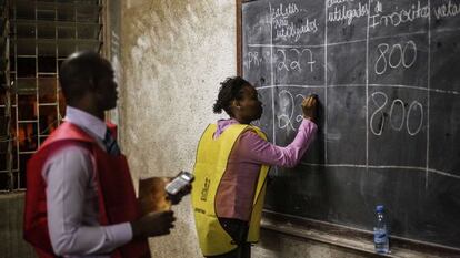 Recuento de votos en un colegio electoral en Maputo. 