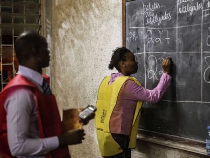 Recuento de votos en un colegio electoral en Maputo. 