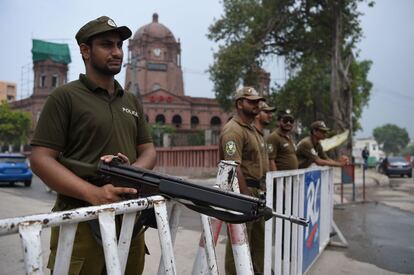 Soldados hacen guardia en un punto de acceso durante el reparto de material electoral en Lahore (Pakistán).