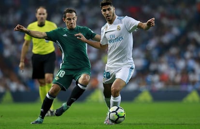 Guardado se disputa el balón con Asensio.