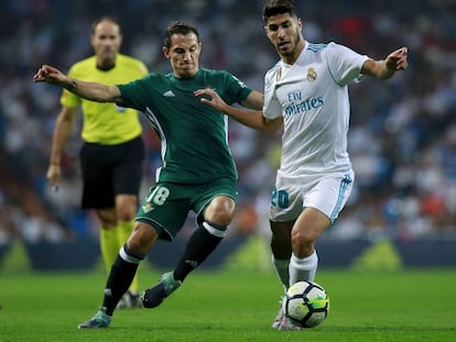 Guardado disputa el balón contra Asensio.