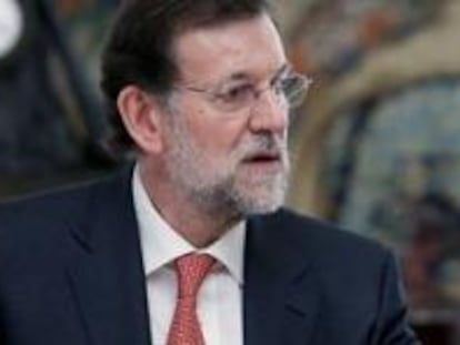 El presidente del Gobierno, Mariano Rajoy, y el ministro de Hacienda, Cristóbal Montoro, durante una reunión en el Palacio de la Moncloa con la cúpula de la Agencia Tributaria el 25 de octubre de 2012.
