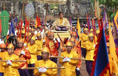 Funcionarios camboyanos cargan al gobernador de la provincia de Siem Reap Khim Bun Song, durante la procesión Royal Ploughing Ceremony cerca del templo Bayon en Siem Reap.