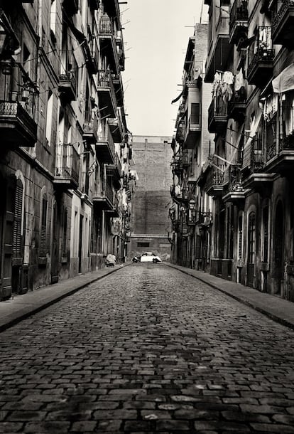 Preciosa toma de Masats de una calle de Barcelona (1953). En ella se aprecian características de la técnica del fotógrafo: la limpieza y sencillez, sus encuadres sorprendentes y modernos para la época.