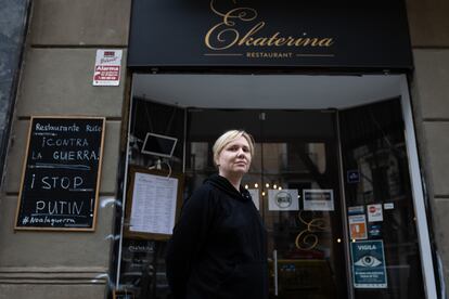 La propietaria del restaurante Ekaterina, Genya Petrova, en el exterior del local.