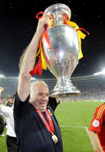 Luis Aragonés hoists aloft the Euro 2008 trophy in Vienna.