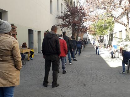 Cola en el albergue de San Isidro para personas sin hogar, el sábado 13 de marzo de 2020.